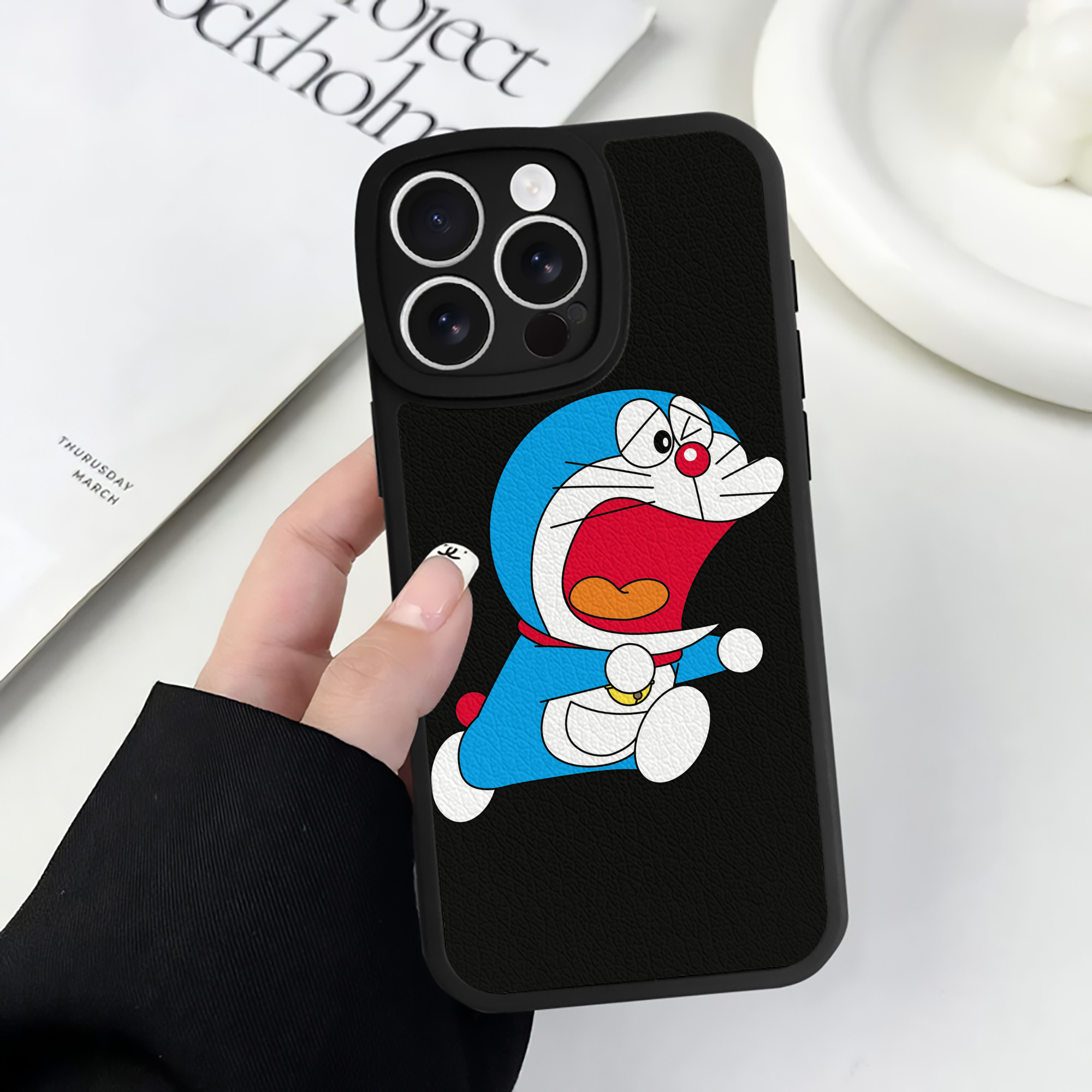 （画像用） ドラえもん Doraemon 【iPhone 16シリーズ対応】シリコンスマホケース（レザー調） 材質：シリコン